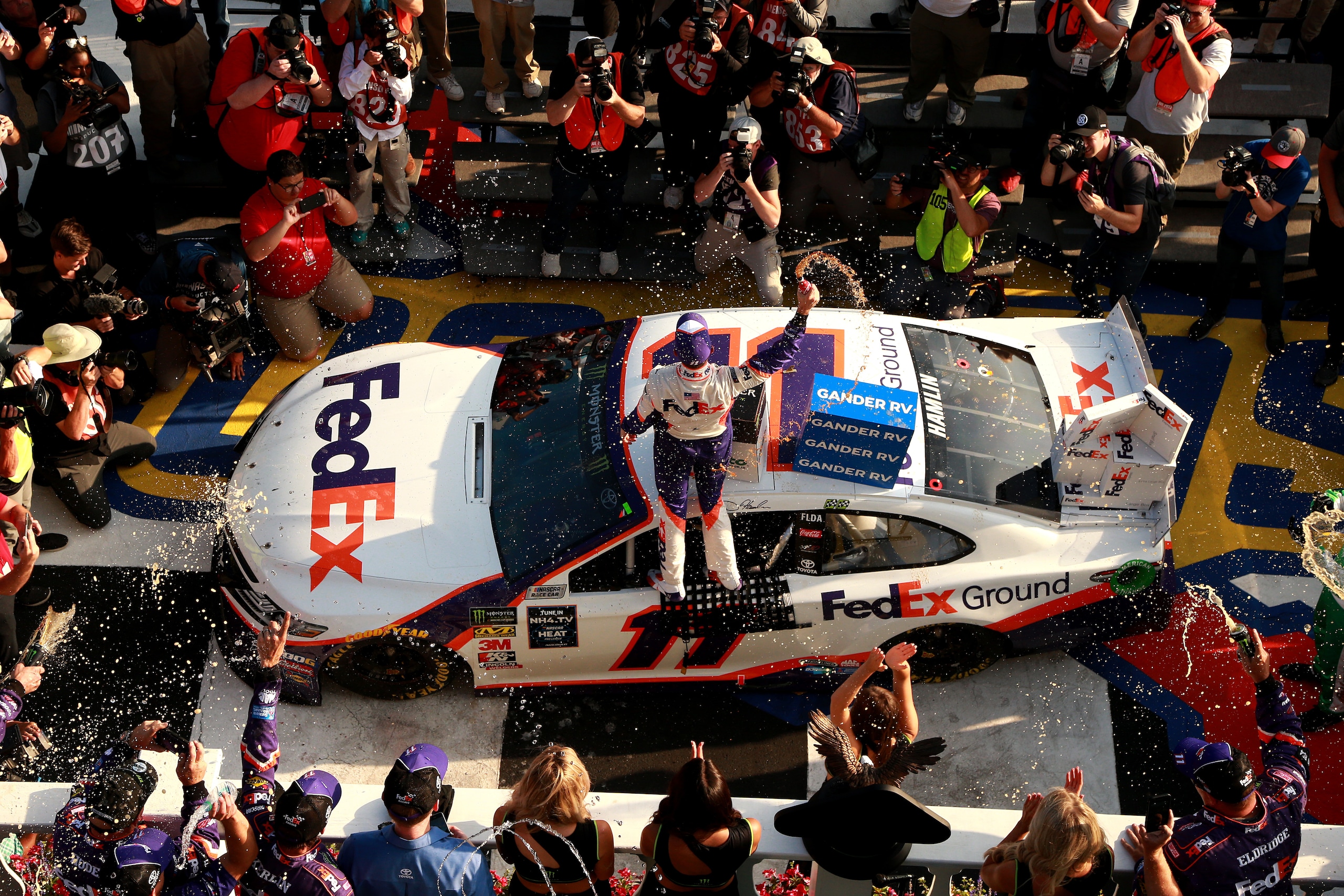 Nascar: Hamlin guida la tripletta Gibbs