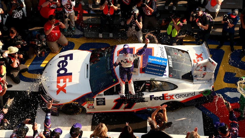Nascar: Hamlin guida la tripletta Gibbs