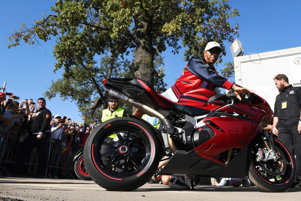 Marquez chiama Hamilton: sfidiamoci in moto e F1