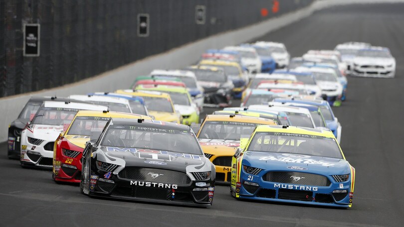 Nascar: Harvick vince, Johnson chiude un'epoca