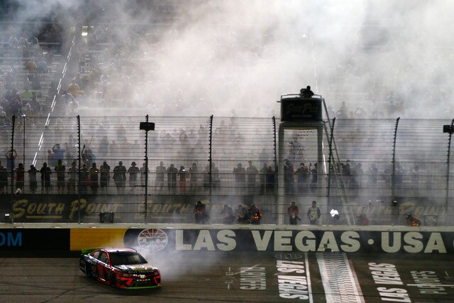 Nascar: a Las Vegas Martin Truex rimonta e passa il turno