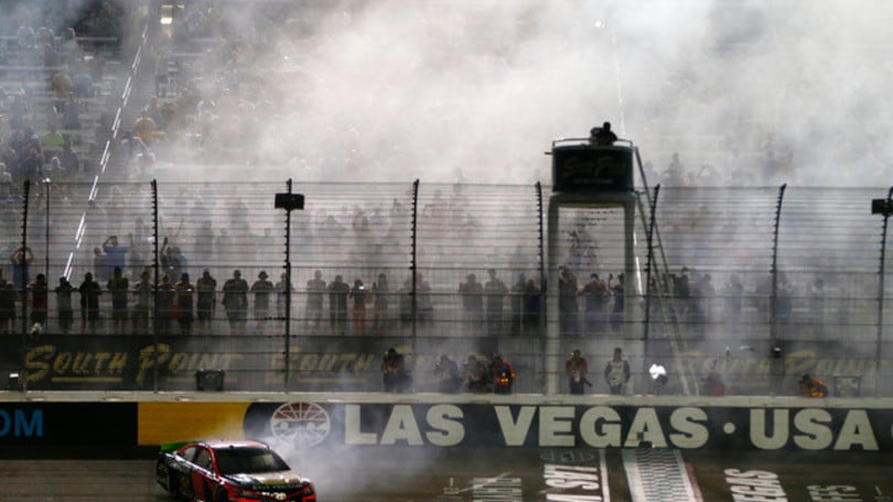 Nascar: a Las Vegas Martin Truex rimonta e passa il turno