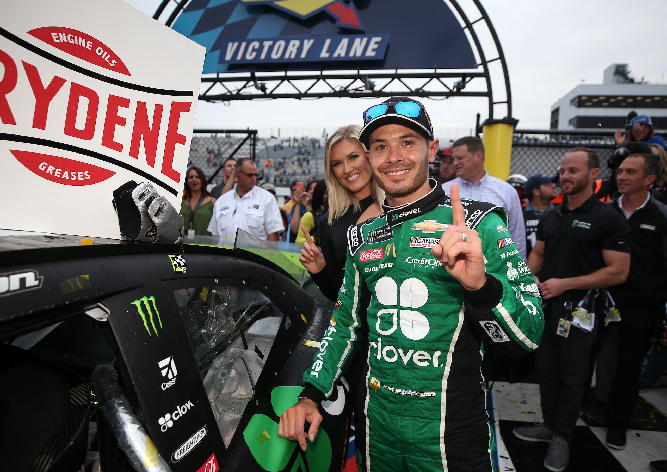 Nascar: Larson rompe il digiuno e passa il turno