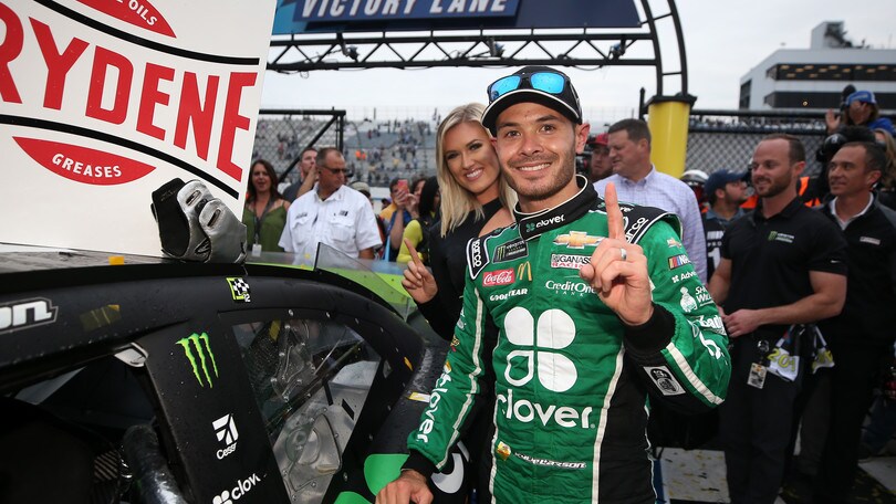 Nascar: Larson rompe il digiuno e passa il turno
