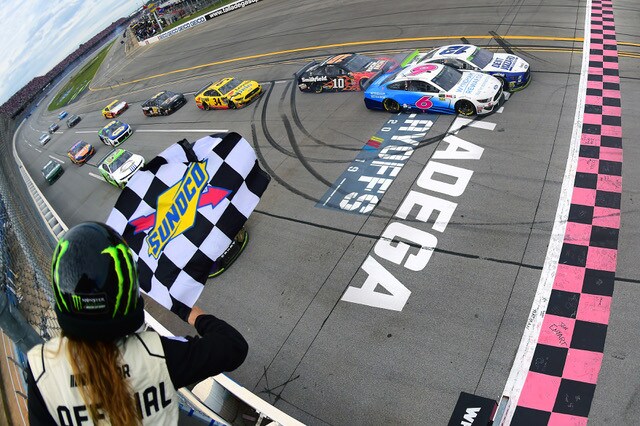 Nascar: vince Blaney tra incidenti e photofinish