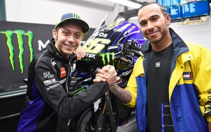 Hamilton e Valentino Rossi, lo scambio dell'anno