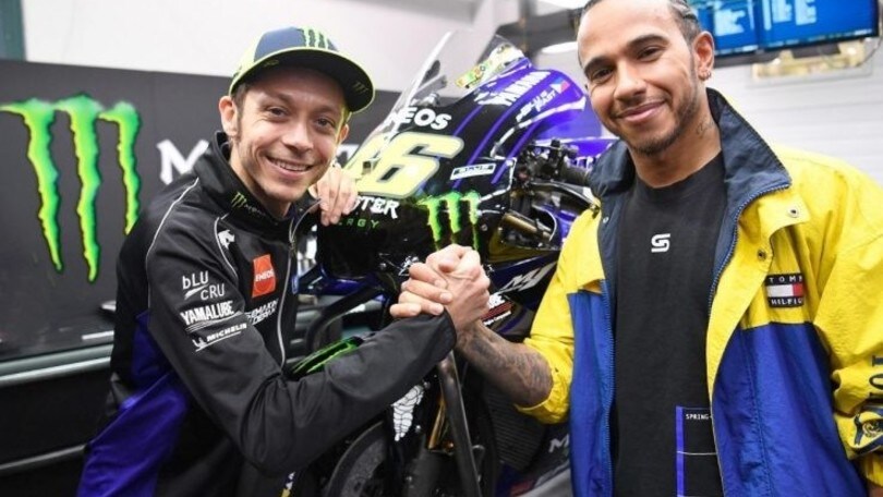 Hamilton e Valentino Rossi, lo scambio dell'anno