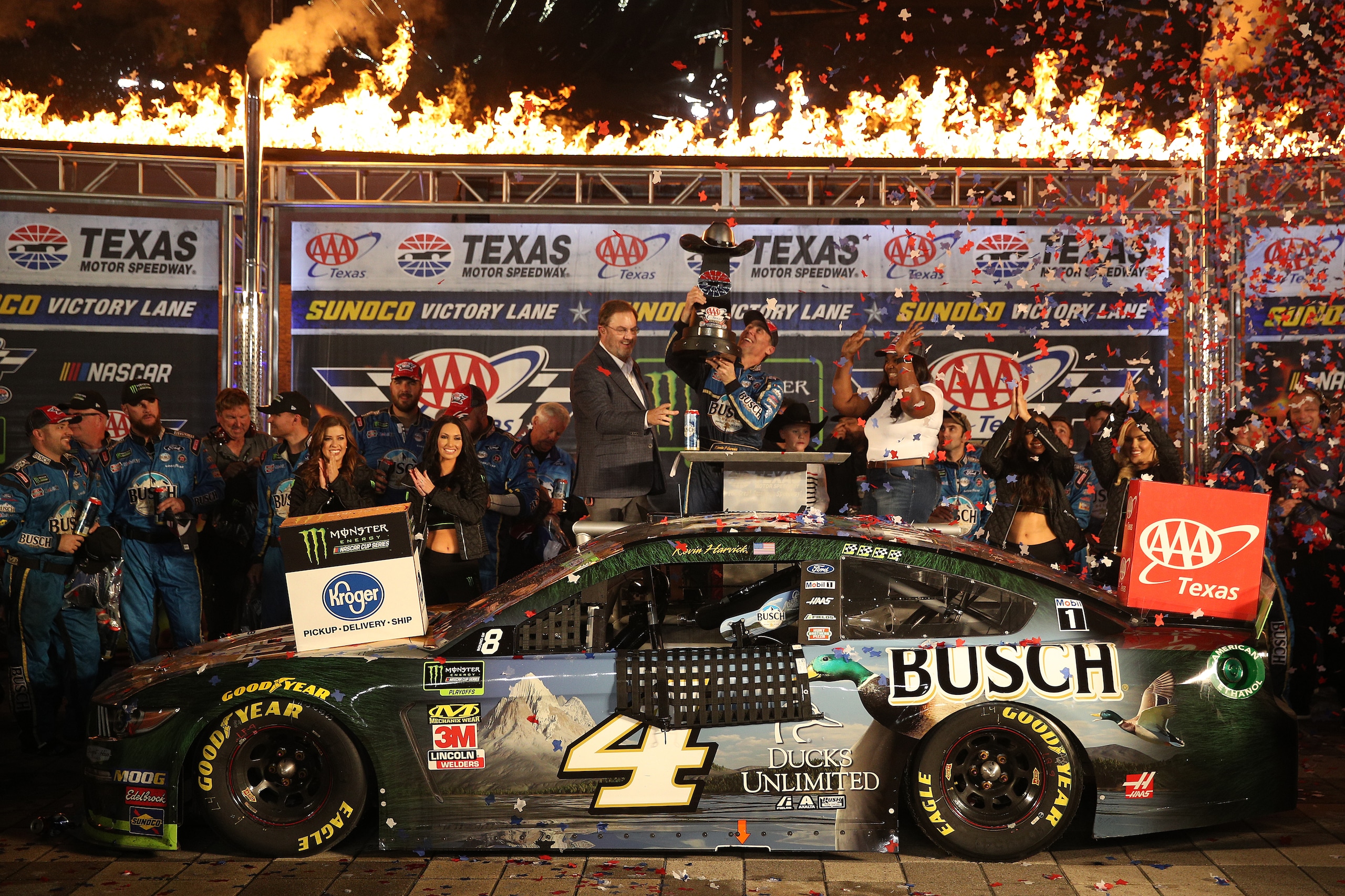 NASCAR: in Texas vince Harvick, Hamlin e Elliott a rischio