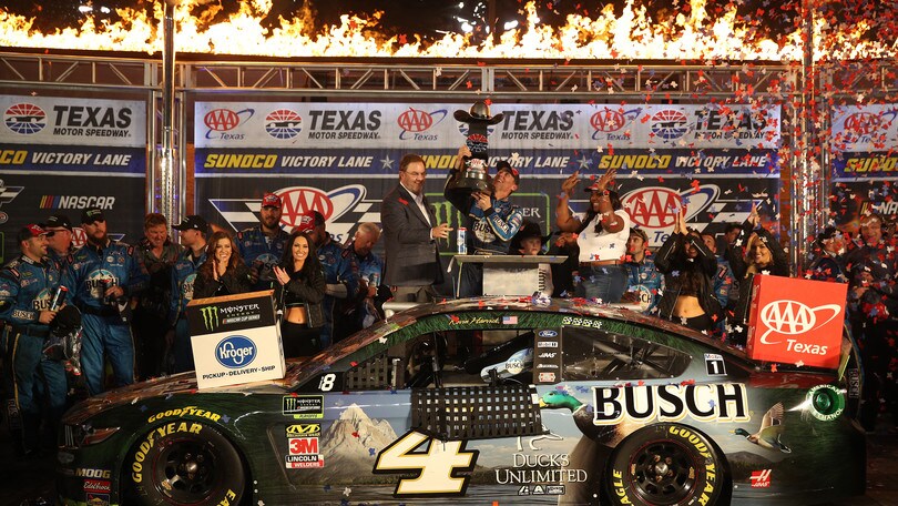 NASCAR: in Texas vince Harvick, Hamlin e Elliott a rischio