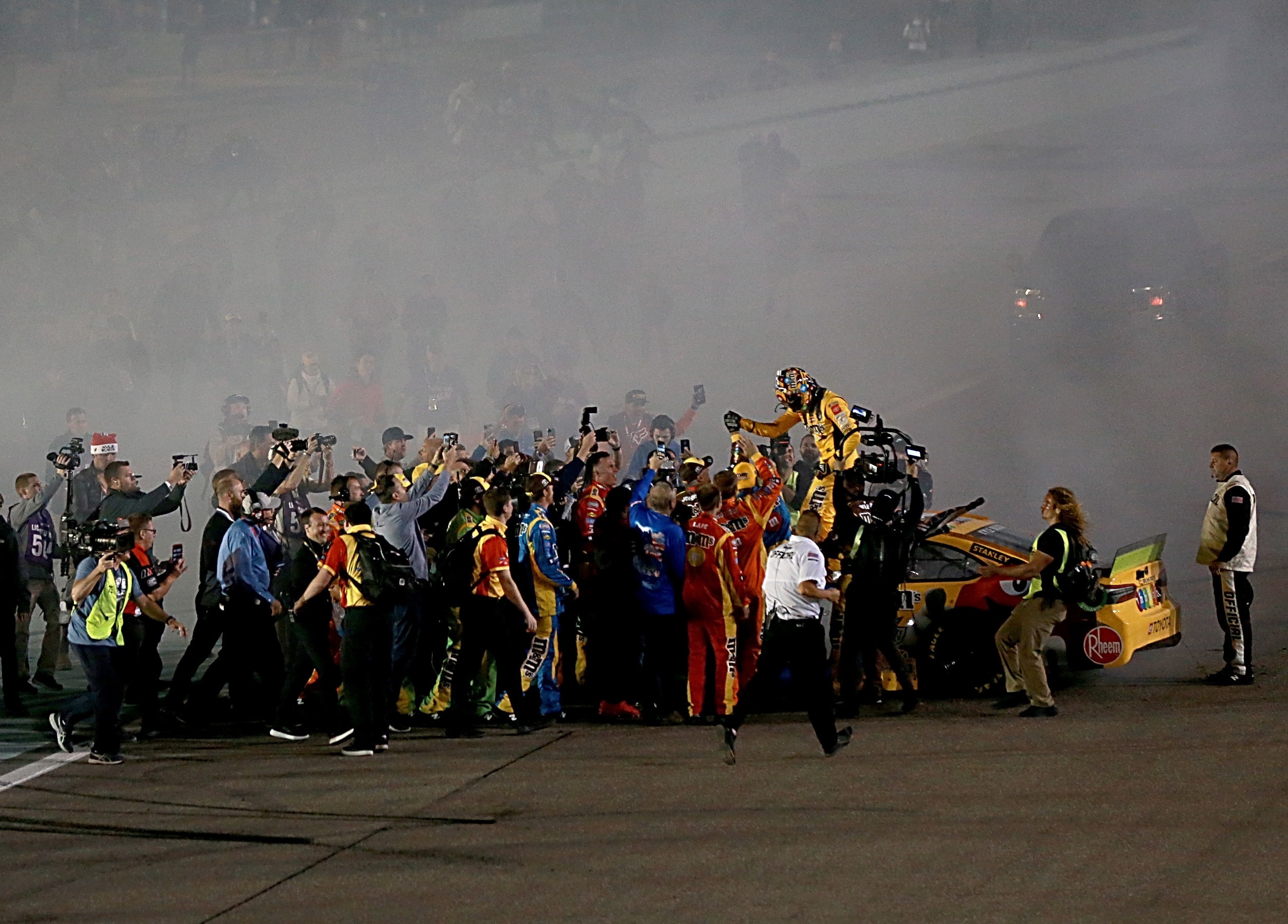 NASCAR: Kyle Busch campione a Homestead tra i disastri ai box