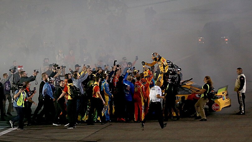 NASCAR: Kyle Busch campione a Homestead tra i disastri ai box