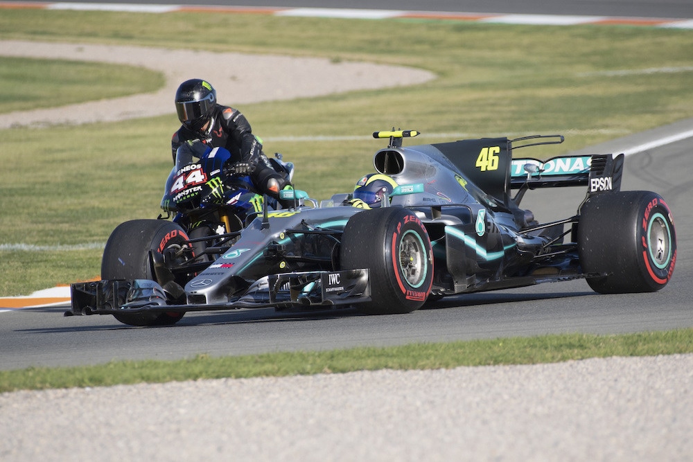 Hamilton-Rossi: 'Fantastico vedere Vale in macchina. M1 indomabile'
