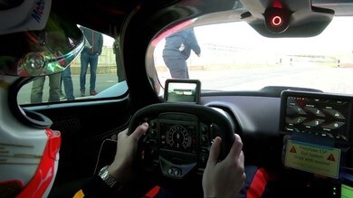 Verstappen al volante della Aston Martin Valkyrie