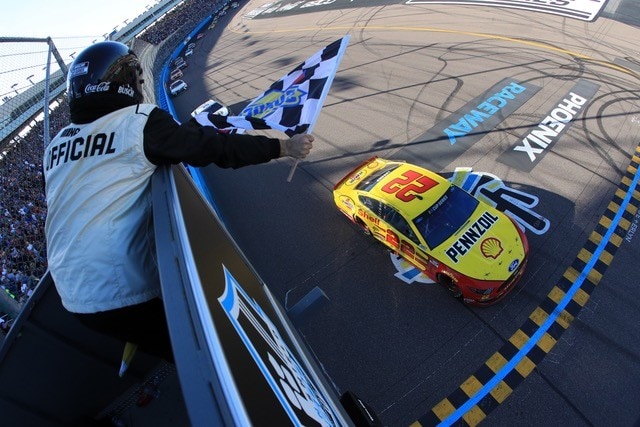 Nascar: a Phoenix super Logano batte Harvick