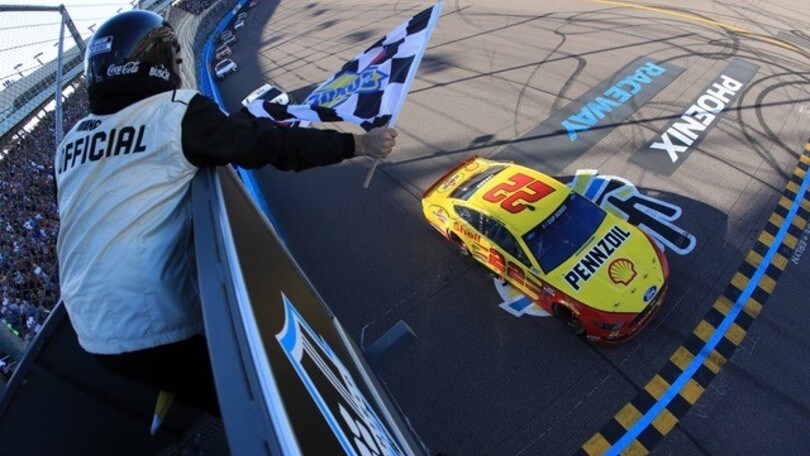 Nascar: a Phoenix super Logano batte Harvick