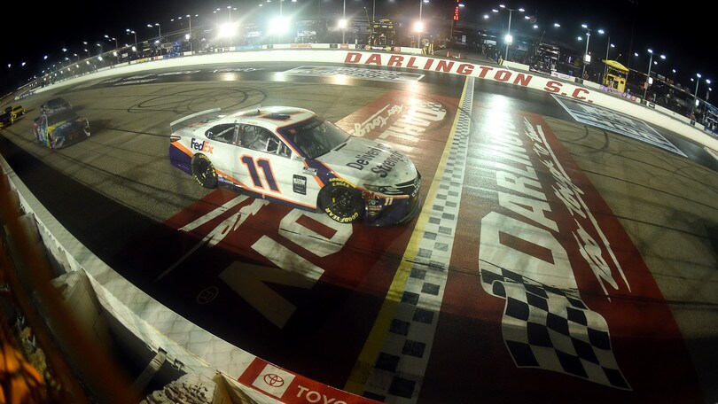Nascar: vittoria “bagnata” per Hamlin nell’infrasettimanale di Darlington