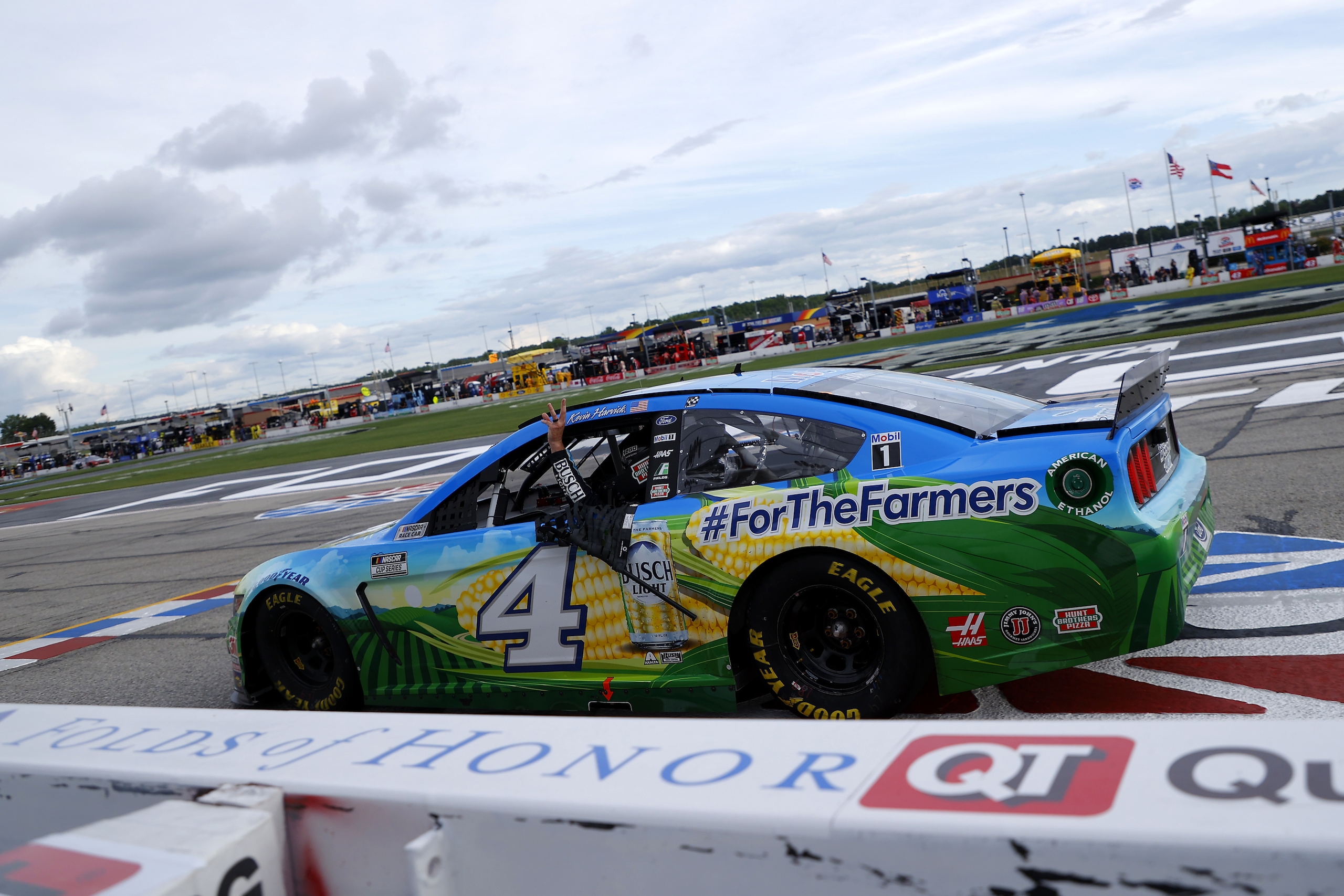 Nascar, Harvick vince, la serie si schiera contro il razzismo