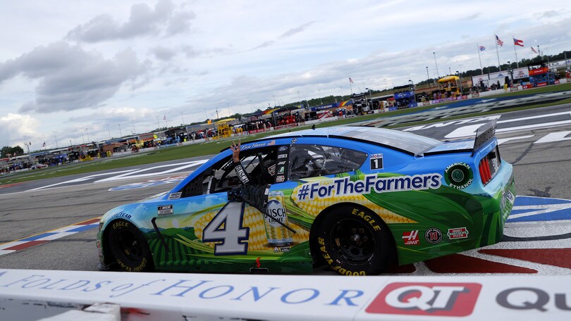 Nascar, Harvick vince, la serie si schiera contro il razzismo