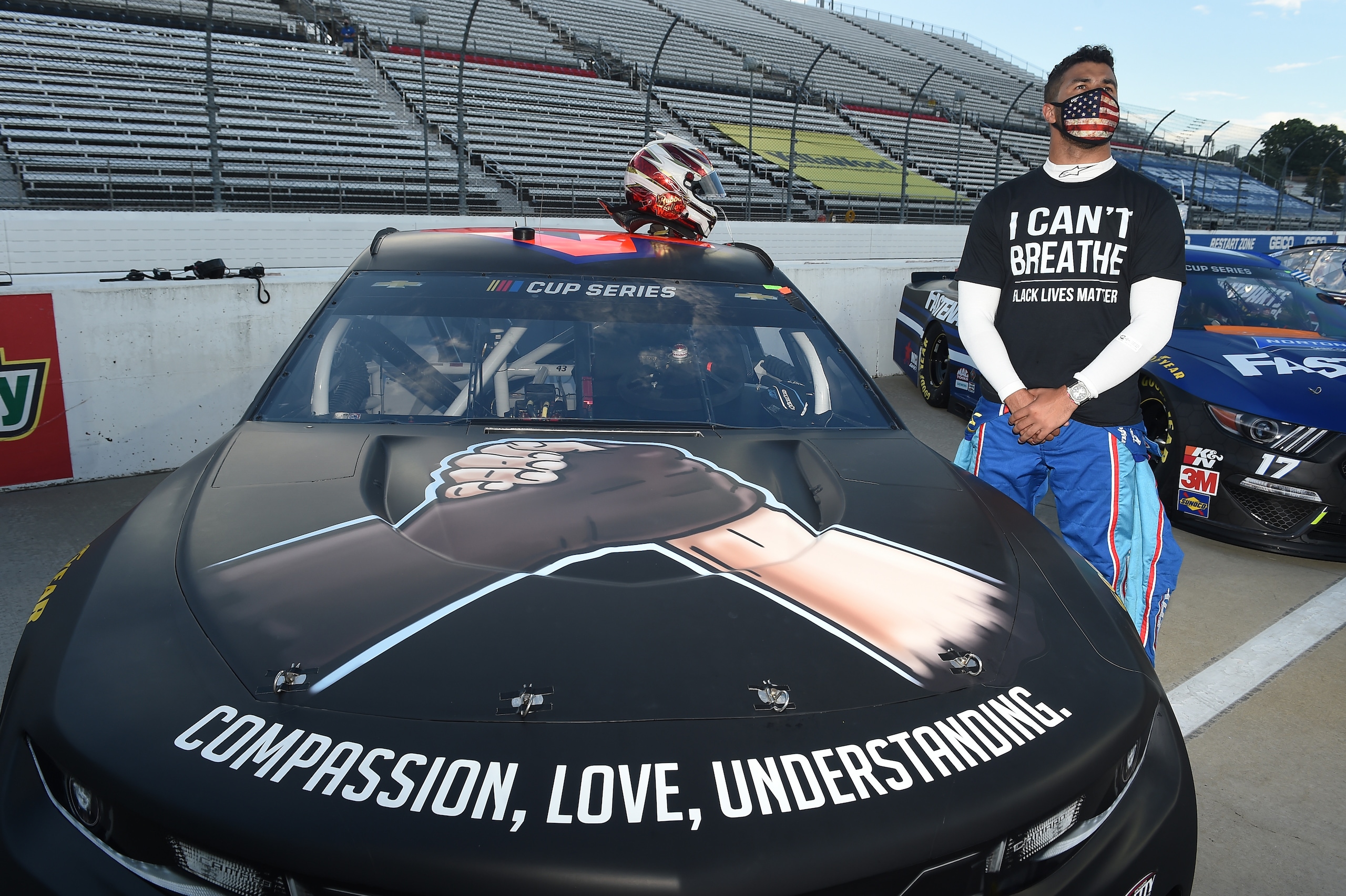 Nascar: a Martinsville truex Vince, la serie vieta la bandiera confederata