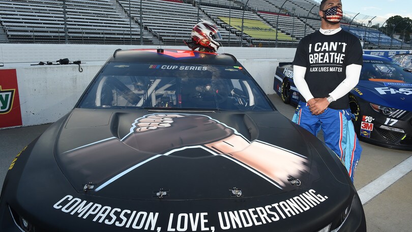 Nascar: a Martinsville truex Vince, la serie vieta la bandiera confederata
