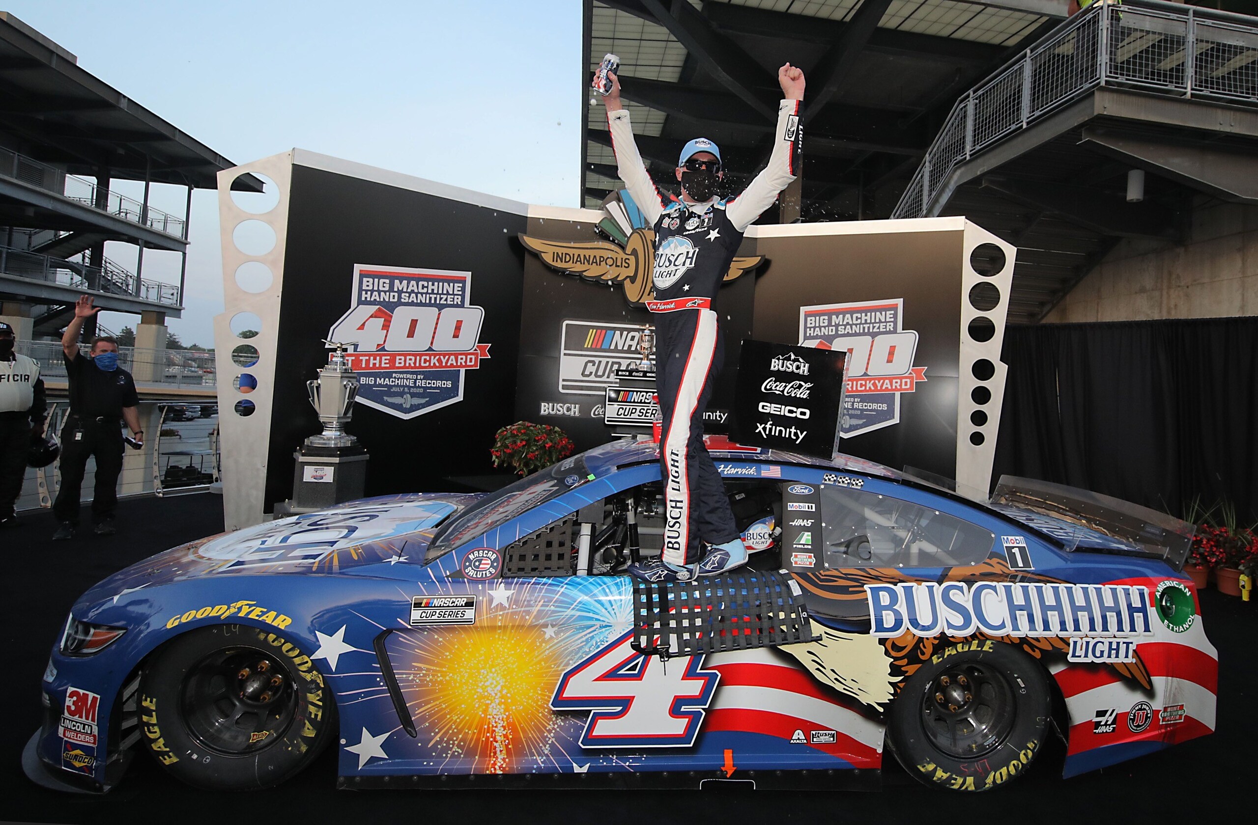 Nascar: Harvick vince a Indy, paura ai box