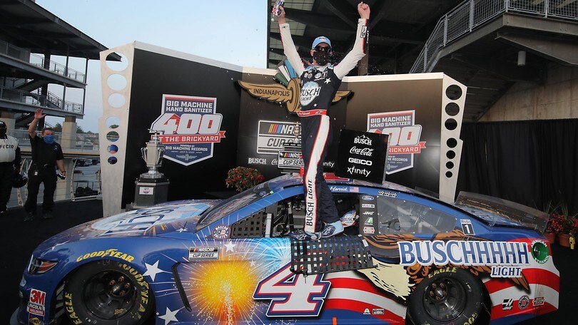 Nascar: Harvick vince a Indy, paura ai box