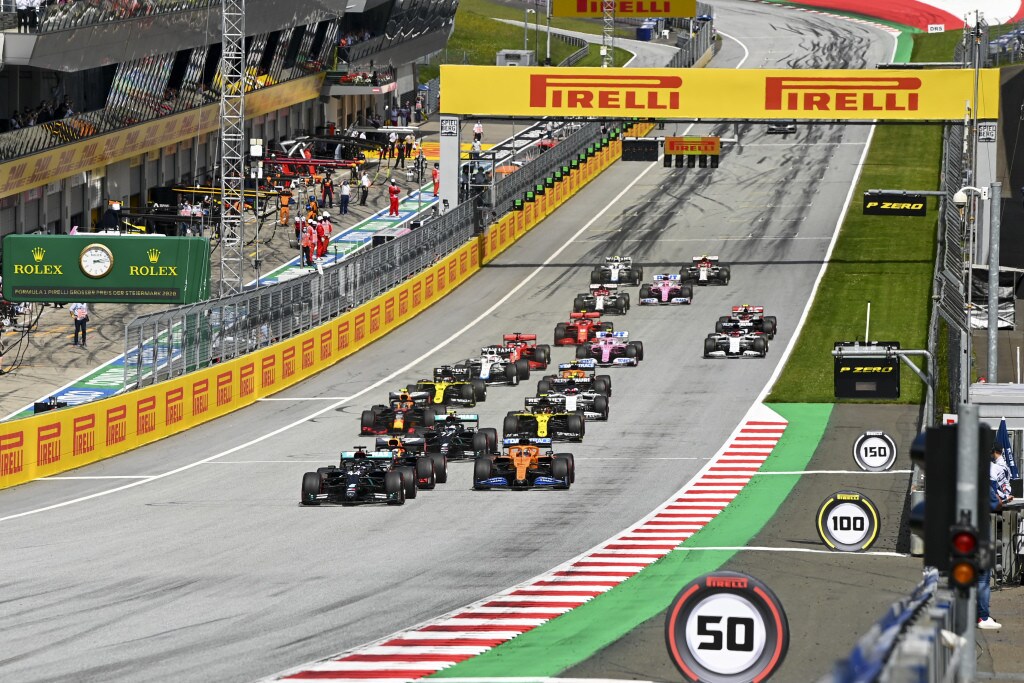 GP Stiria, Hamilton vince e con Bottas secondo la Mercedes fa doppietta