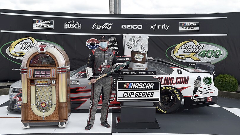 Nascar: in Kentucky il rookie Custer sorprende tutti