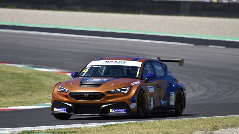 Salvatore Tavano porta in trionfo la nuova CUPRA