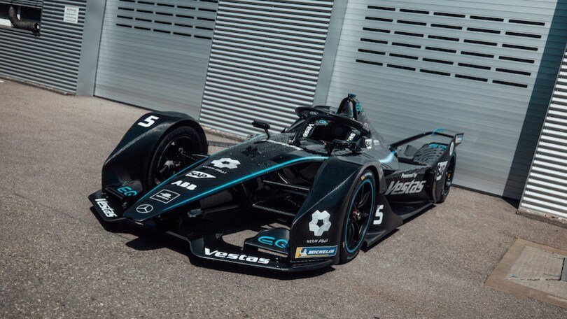 Formula E, Mercedes veste di nero le Silver Arrow 01 contro il razzismo