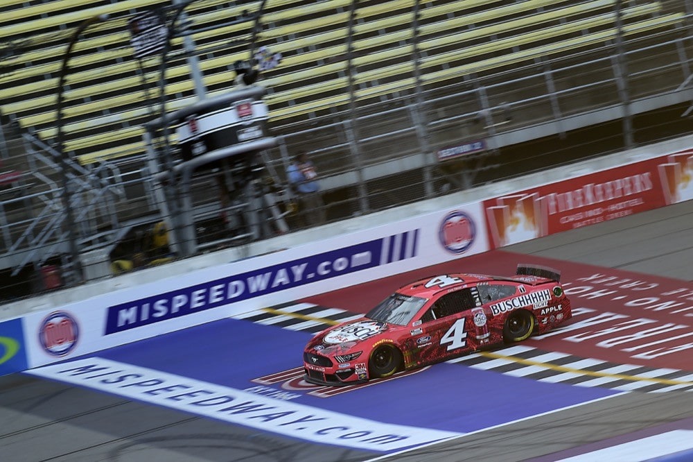 Nascar: in Michigan Harvick senza rivali in gara 1
