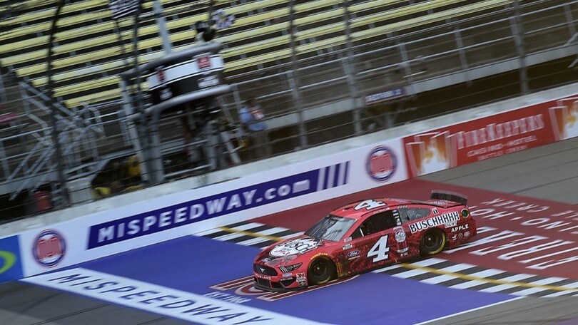 Nascar: in Michigan Harvick senza rivali in gara 1