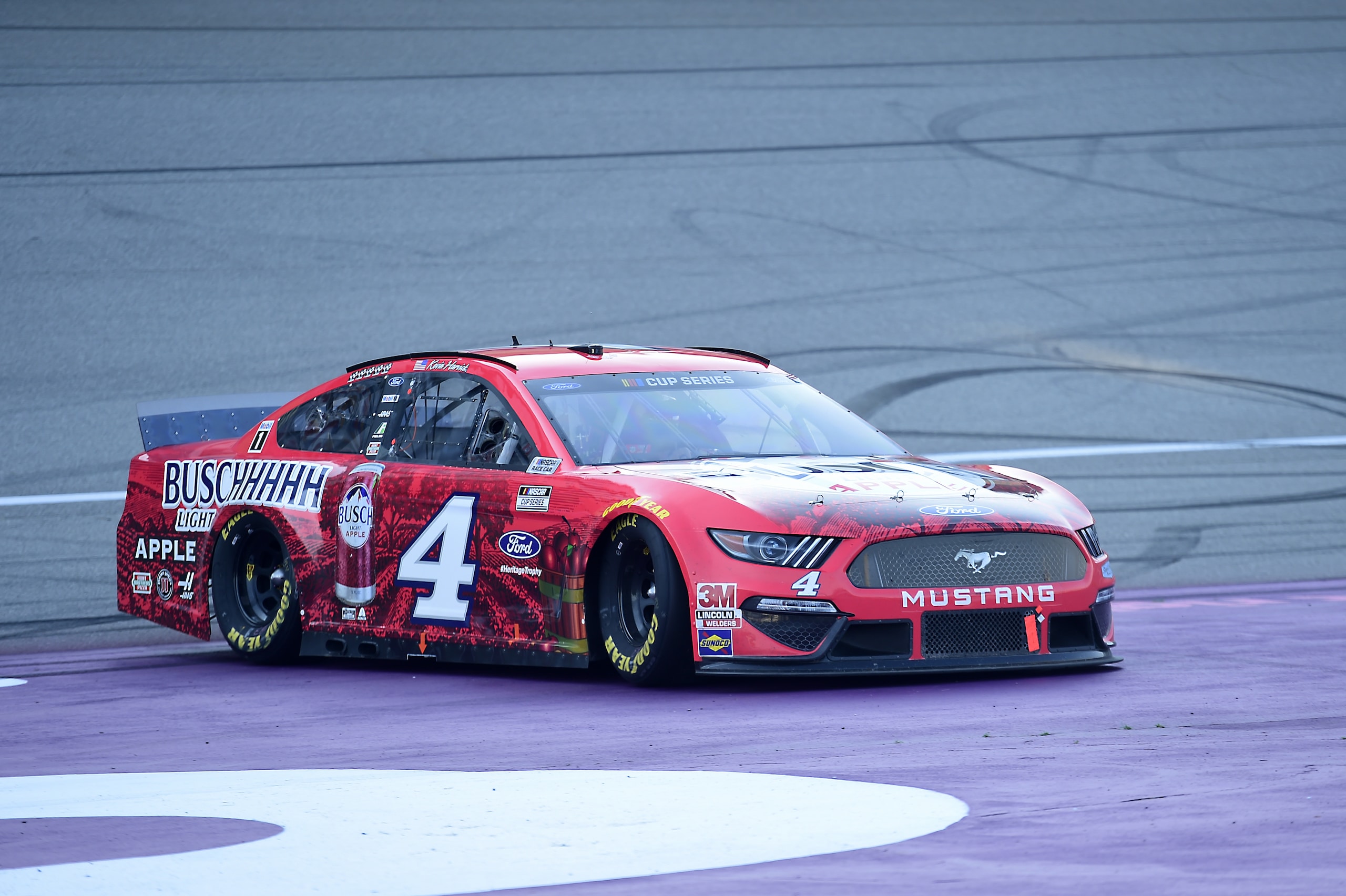 Nascar: Harvick completa la doppietta in Michigan