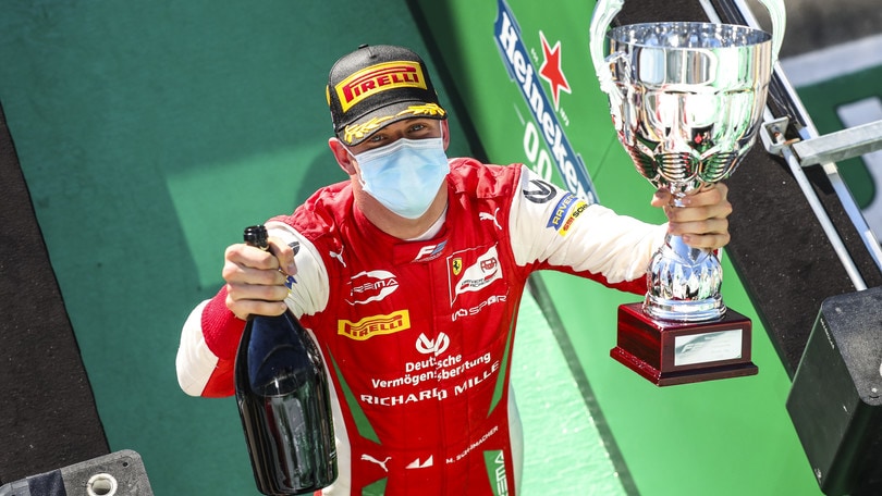 Formula 2, Gp Italia c'è uno Schumacher sul podio di Monza: che successo per Mick FOTO