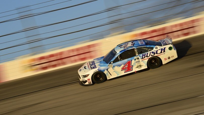 Nascar: ad Harvick la "prima" dei playoff a Darlington