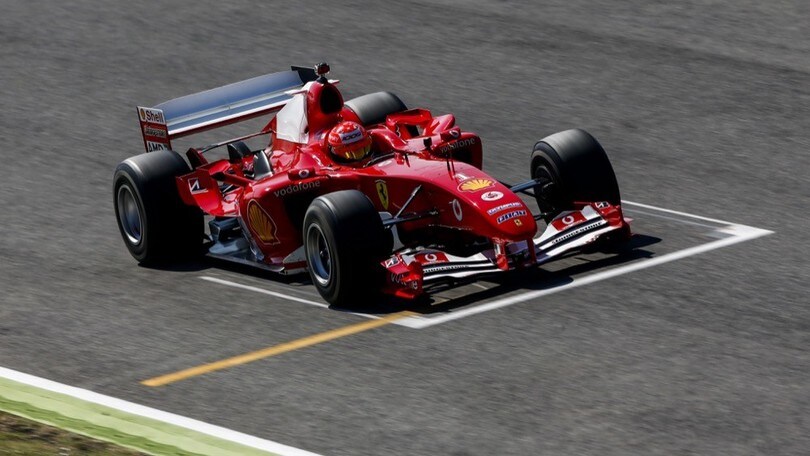 Mick Schumacher sulla F2004 di papà Schumi FOTO