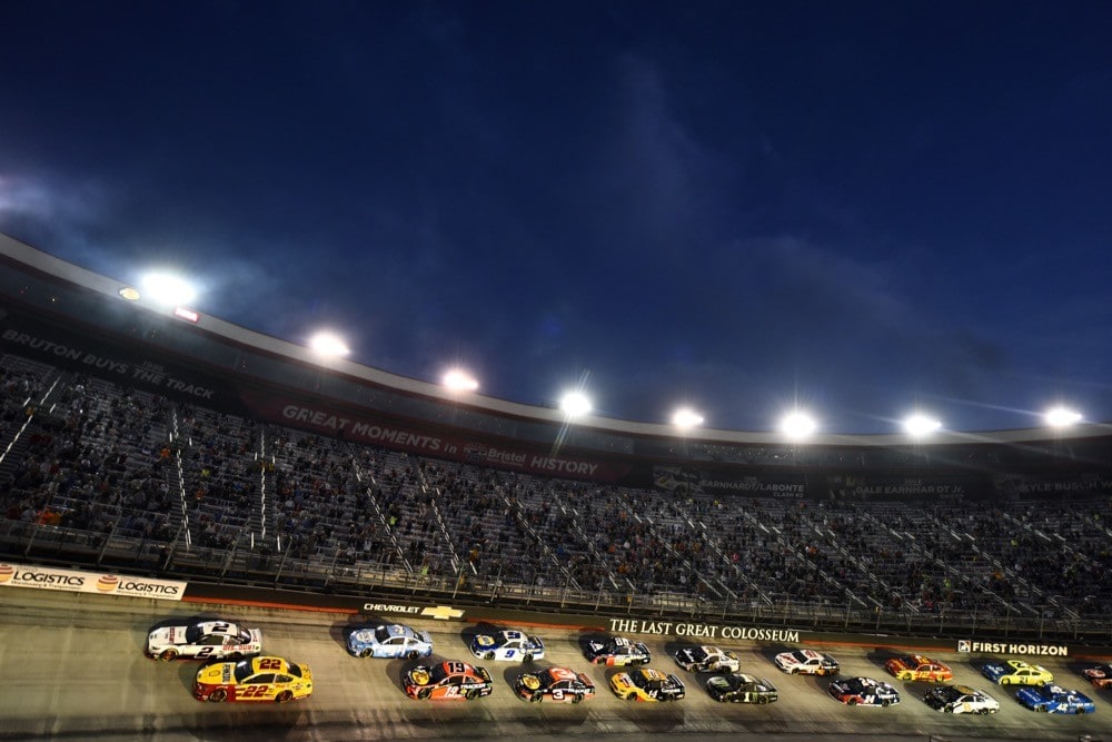 Nascar: a Bristol Harvick doma il traffico e Kyle Busch