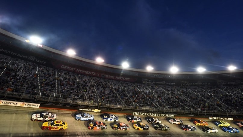 Nascar: a Bristol Harvick doma il traffico e Kyle Busch