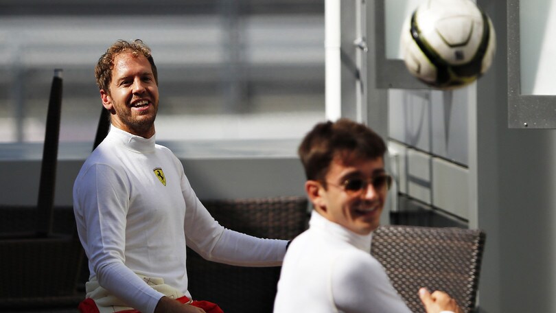 Gp Russia, Vettel e Leclerc giocano a calcio prima della gara FOTO