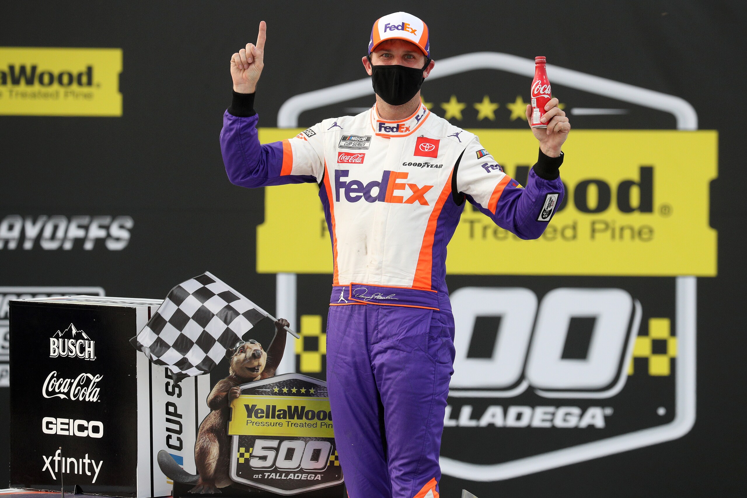 Nascar: a Talladega photofinish con penalità