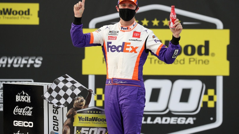 Nascar: a Talladega photofinish con penalità