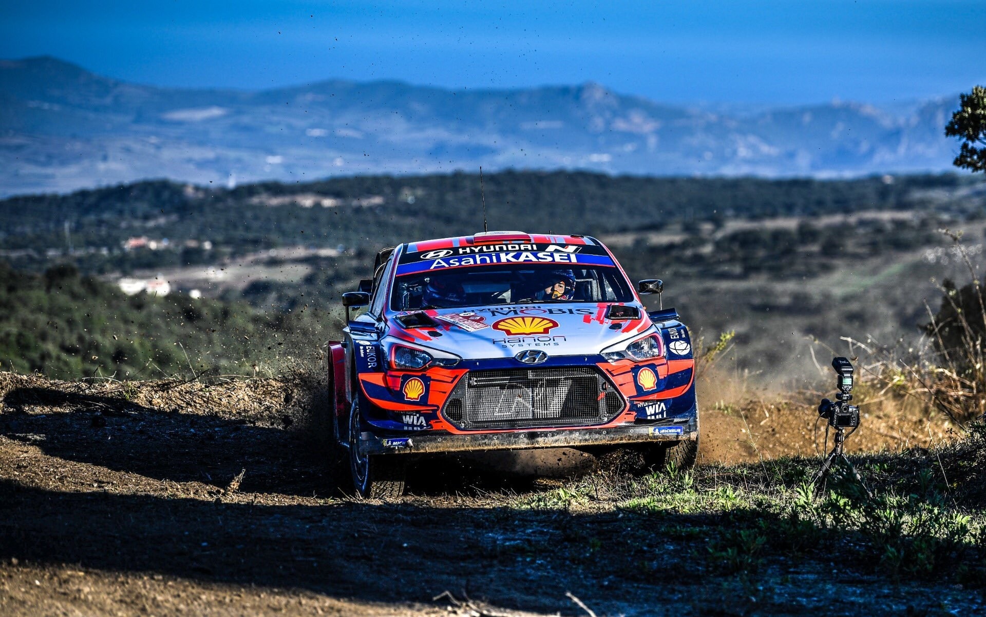WRC, Rally Italia Sardegna: Sordo solido leader