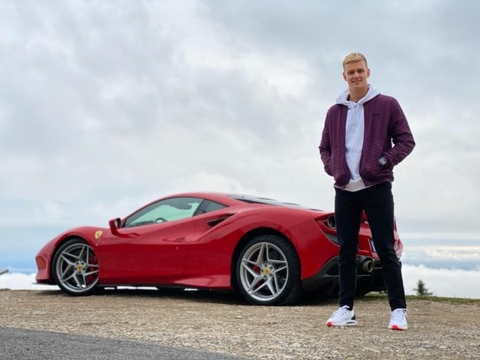 Mick Schumi dopo la delusione GP Eifel si consola con la Ferrari F8 Tributo