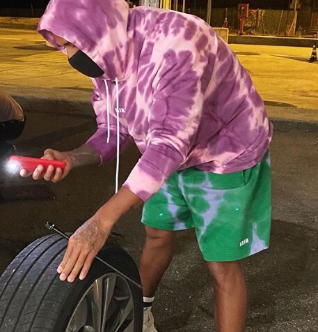 Lewis Hamilton, cambio gomma "senza pit stop ai box" per la Mercedes EQC FOTO