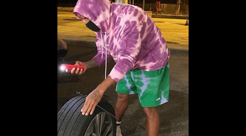 Lewis Hamilton, cambio gomma "senza pit stop ai box" per la Mercedes EQC FOTO