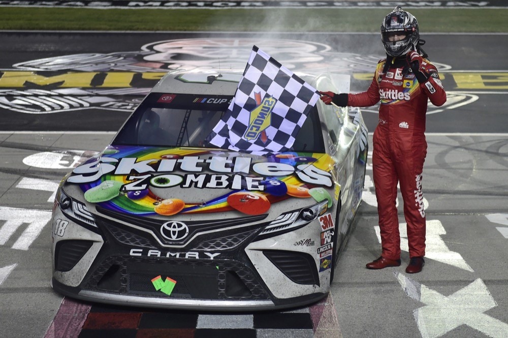 Nascar: dopo la pioggia, Kyle Busch beffa Truex in Texas