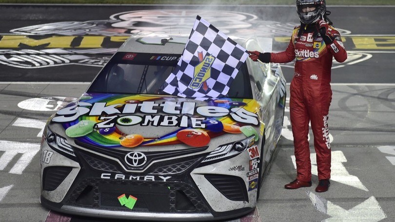 Nascar: dopo la pioggia, Kyle Busch beffa Truex in Texas