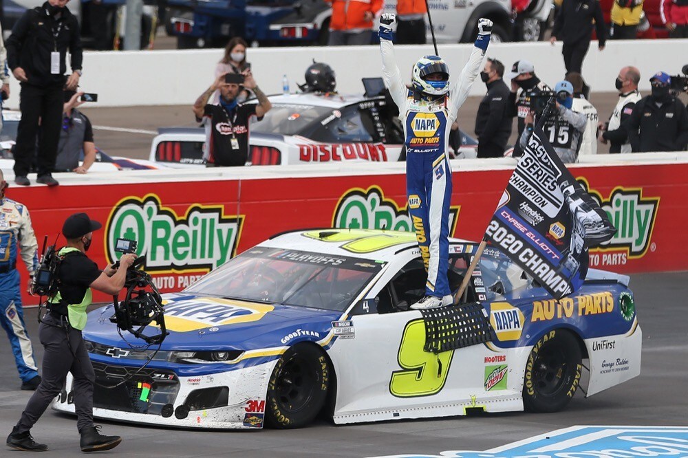 Nascar: a Phoenix Elliott vince gara e titolo