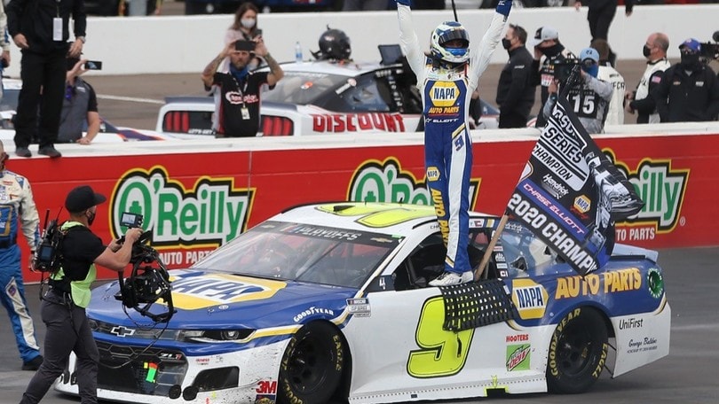 Nascar: a Phoenix Elliott vince gara e titolo