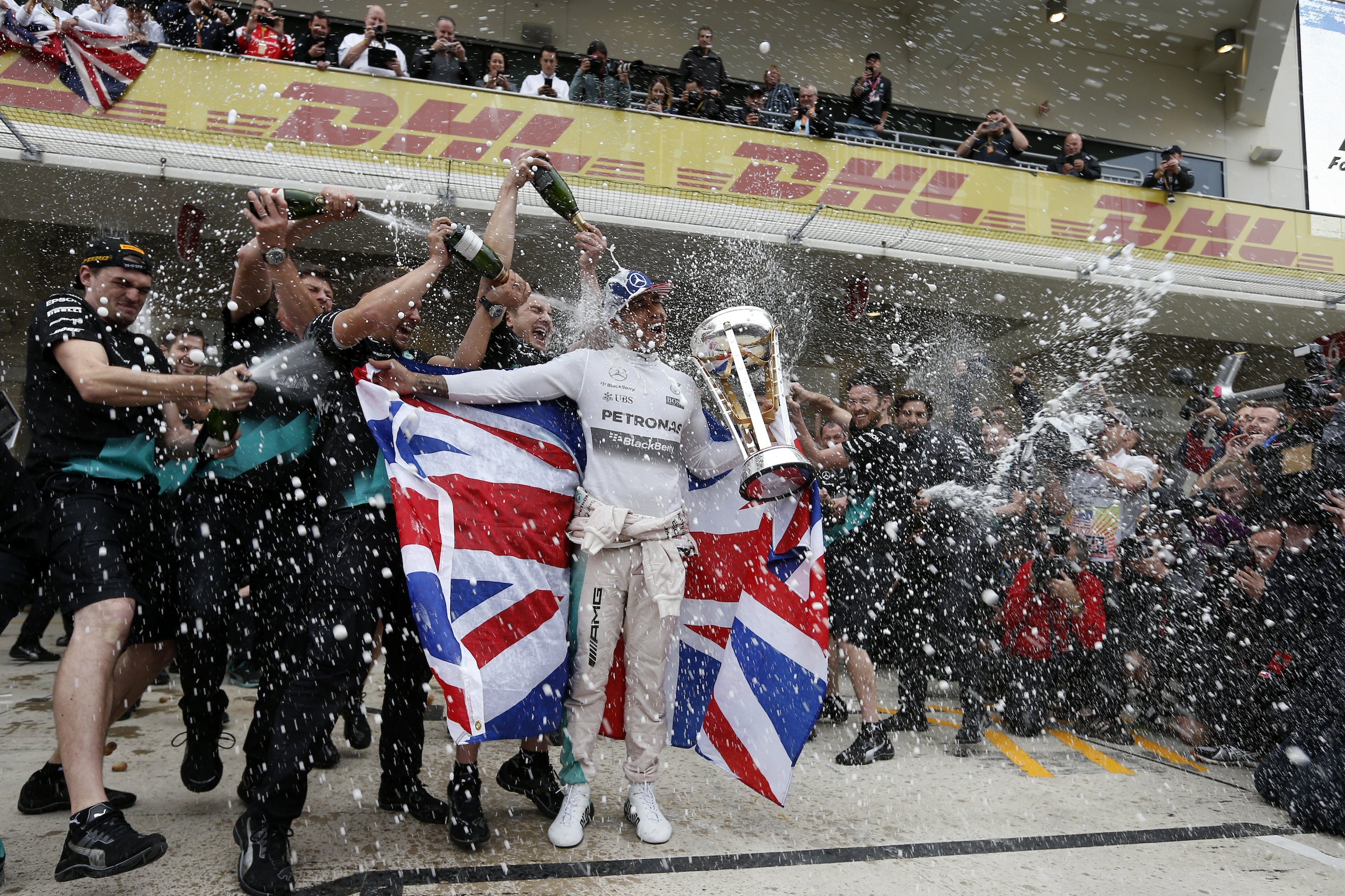 F1, Lewis Hamilton: 7 volte Campione del Mondo come Schumi VIDEO